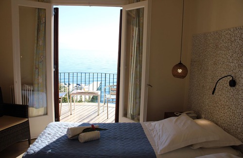 Dassia Hotel | Inviting Dassia Beach: Family-Friendly with Great Amenities