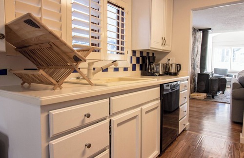 Bedias House | Relaxing Oceanfront Retreat with Pool and Spa Amenities