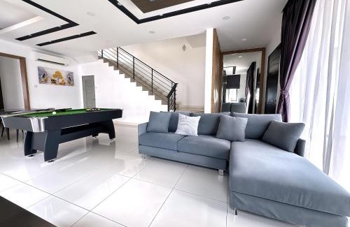 Tebrau Apartment | Dato Onn Landed Home 4BR 7pax w Pooltable by Our Stay