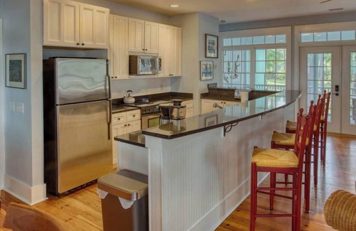 Melrose on the Beach Cottage | Inviting Cottage with Ocean View & Huge Porch for Relaxation
