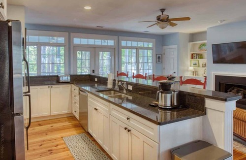 Melrose on the Beach Cottage | Inviting Cottage with Ocean View & Huge Porch for Relaxation
