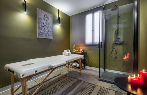 Omonia Hotel | Discover Dave Red Athens: Spa and Family-Friendly Retreat