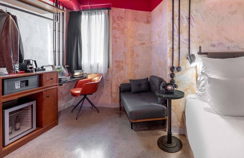 Omonia Hotel | Discover Dave Red Athens: Spa and Family-Friendly Retreat