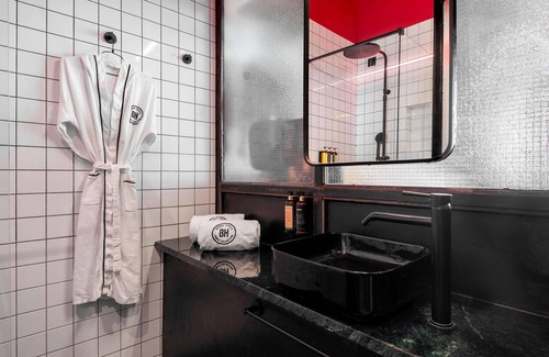 Omonia Hotel | Discover Dave Red Athens: Spa and Family-Friendly Retreat