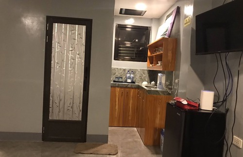 Sipocot Hotel | Convenient Stay at Daves Suite with Breakfast & Kitchen