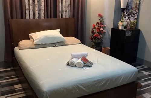 Sipocot Hotel | Convenient Stay at Daves Suite with Breakfast & Kitchen