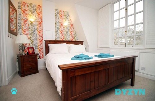 Castle Quarter Apartment | Family-Friendly David's Morgan View in Cardiff City Center