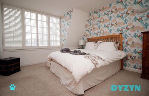 Castle Quarter Apartment | Family-Friendly David's Morgan View in Cardiff City Center