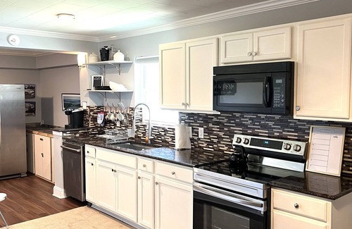 Monroe House | David's Place: Relaxing 3-Bedroom Retreat with Breakfast