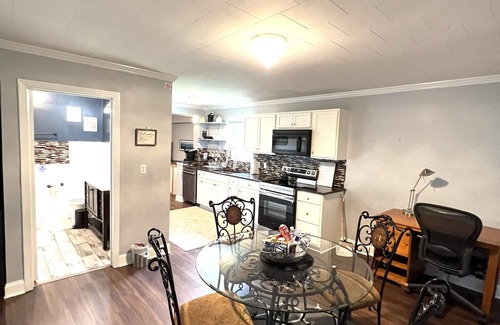 Monroe House | David's Place: Relaxing 3-Bedroom Retreat with Breakfast