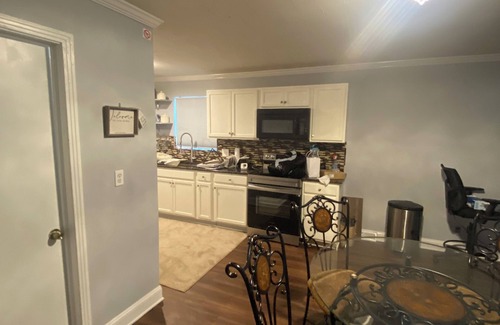 Monroe House | David's Place: Relaxing 3-Bedroom Retreat with Breakfast