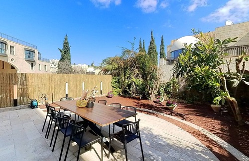 Mamilla Apartment | David Village: Garden Retreat with Scenic Views