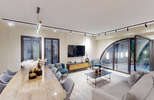 Mamilla Apartment | David Village: Garden Retreat with Scenic Views