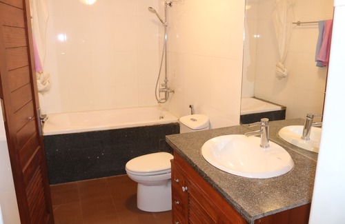 Quang An House | Discover Davidduc Apartment: Accessible Comfort in Tay Ho