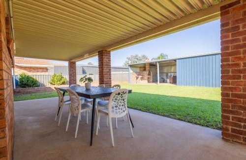 Dubbo House | Davidson - Ideal Family Retreat, Pet Friendly Escape