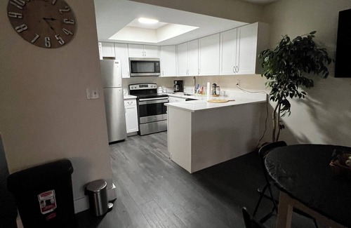 Davie House | Davie Gem: Close to Beach & Airport, Family and Pet Friendly
