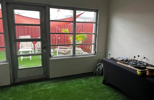 Davie House | Davie Gem: Close to Beach & Airport, Family and Pet Friendly