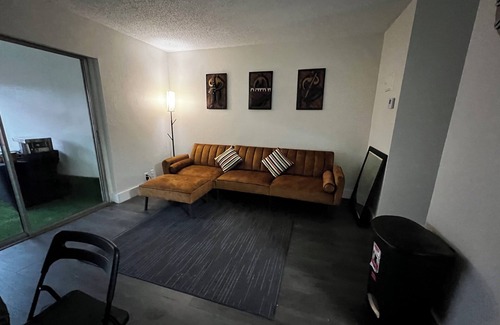 Davie House | Davie Gem: Close to Beach & Airport, Family and Pet Friendly
