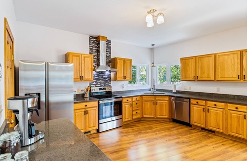 Sunrise Beach House | Perfect Getaway at Davies Hollow Cove | Lakehouse Retreat