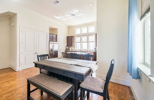 East Downtown Houston House | Top-Rated Davios Downtown Houston: Family-Friendly Retreat