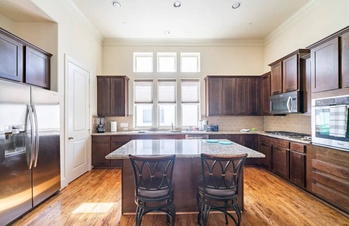 East Downtown Houston House | Top-Rated Davios Downtown Houston: Family-Friendly Retreat