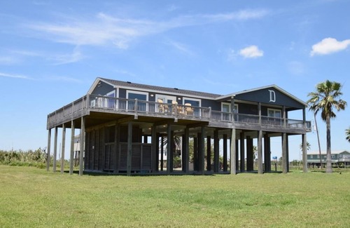 Galveston House | Inviting Davis Beach House with Oceanfront Views in Port Bolivar
