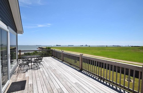 Galveston House | Inviting Davis Beach House with Oceanfront Views in Port Bolivar