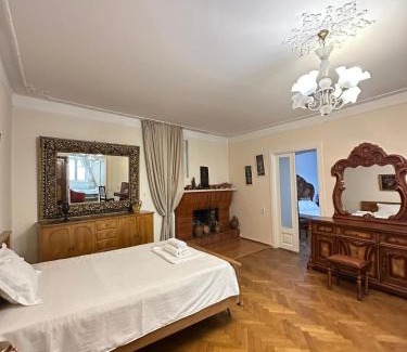 Avlabari Apartment | Family-Friendly Davit's Apartment 21 with Perfect Ratings