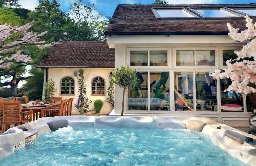 Broad Oak Villa | Discover Daweswood Guest Suite: Hot Tub & Pet-Friendly Retreat