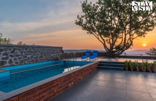 Bajarwadi Villa | Elegant Dawn Ecstasy: Hill-View Villa with Pool & Games