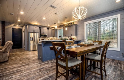 Octavia Cabin | Experience Dawn's Early Peak: Modern Cabin with Lake View