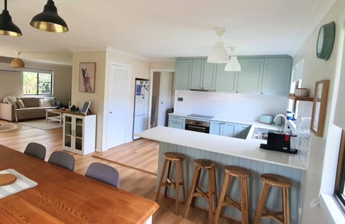 Dora Creek House | Inviting Dawn to Dusk River Retreat with Family-Friendly Amenities