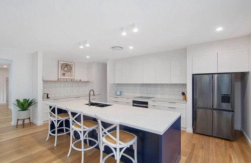 Pearl Beach House | Daybreak Cottage: Perfect Retreat for Families with Pool