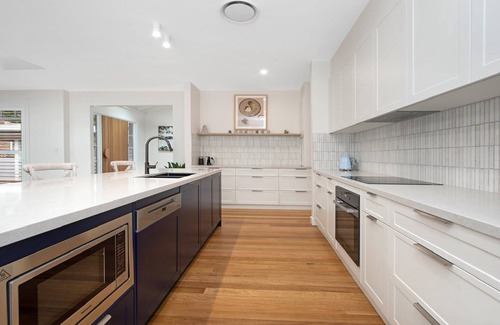 Pearl Beach House | Daybreak Cottage: Perfect Retreat for Families with Pool