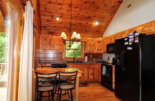 Murphy Cabin | Relaxing Daybreak Log Getaway with Hot Tub & Spa