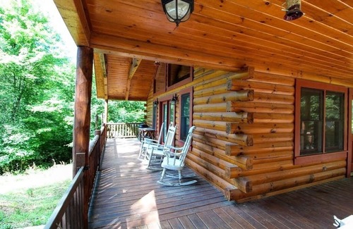 Murphy Cabin | Relaxing Daybreak Log Getaway with Hot Tub & Spa