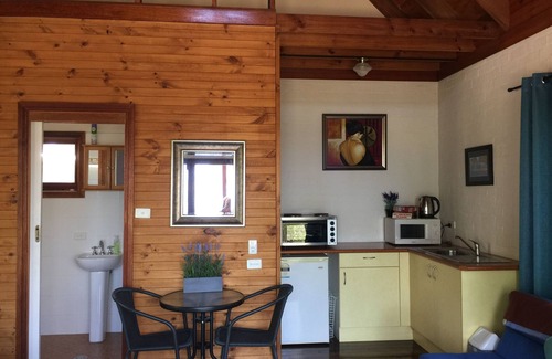 Pindimar Cabin | Relaxing Retreat at Daybreaks on Port Stephens with Spa & Ocean View
