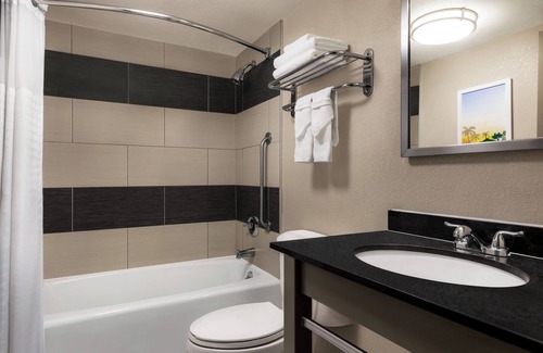 Allentown Hotel | Convenient Days Hotel by Wyndham: Pool & Spa Access