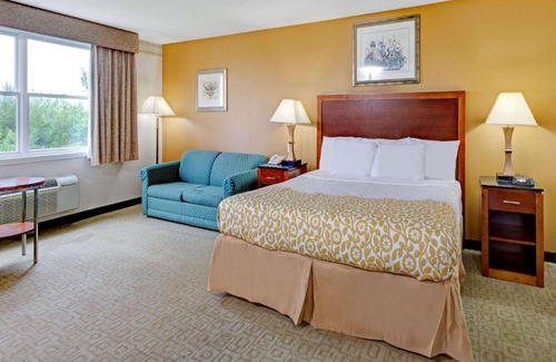 Methuen Hotel | Comfortable Days Hotel by Wyndham Methuen with Great Amenities