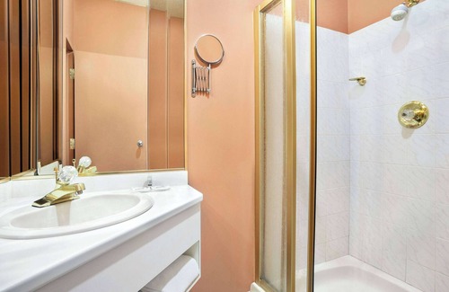 Sainte-Helene-de-Bagot Hotel | Comfortable Days Inn in Ste. Helene-de-Bagot with Pool