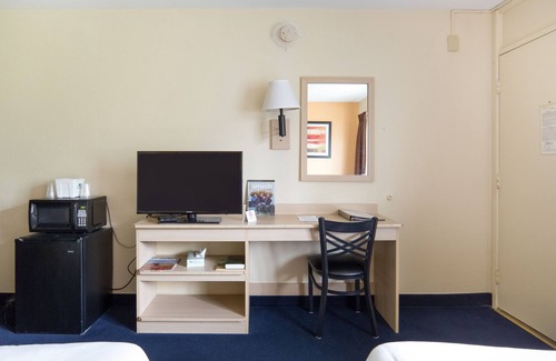 New Philadelphia Hotel | Comfortable Stay at Days Inn by Wyndham New Philadelphia