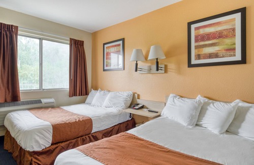 New Philadelphia Hotel | Comfortable Stay at Days Inn by Wyndham New Philadelphia