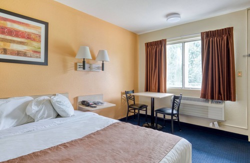 New Philadelphia Hotel | Comfortable Stay at Days Inn by Wyndham New Philadelphia