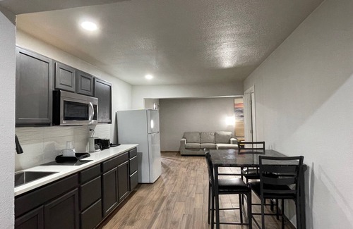 Sulphur Springs Hotel | Budget-Friendly Royal Inn with Breakfast & Child Care