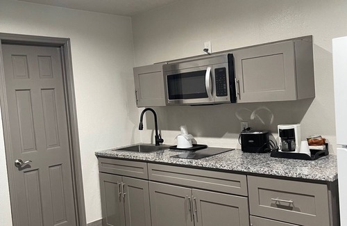 Sulphur Springs Hotel | Budget-Friendly Royal Inn with Breakfast & Child Care