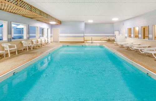 Alpena Hotel | Comfortable Days Inn by Wyndham Alpena with Pool & Hot Tub