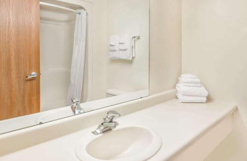 Alpena Hotel | Comfortable Days Inn by Wyndham Alpena with Pool & Hot Tub