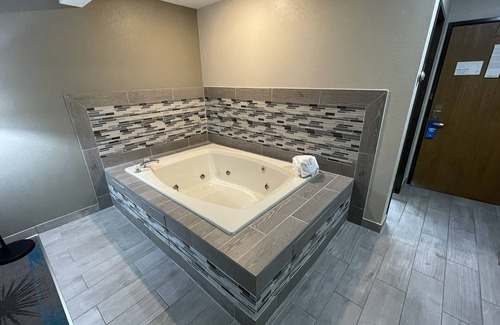 Alpena Hotel | Enjoy Relaxing Retreats at Days Inn by Wyndham Alpena