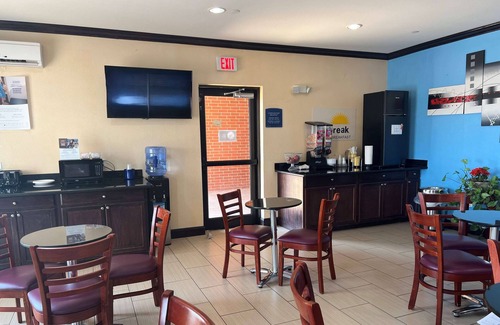 Alva Hotel | Comfortable Stay at Days Inn by Wyndham Alva with Breakfast
