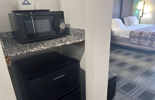 Alva Hotel | Comfortable Stay at Days Inn by Wyndham Alva with Breakfast